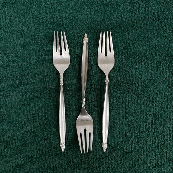 14 pc 1847 Rogers Bros. IS Silver Plate GARLAND Flatware Set - Picture 5 of 8